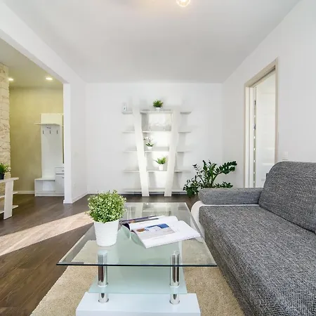 Modern Near The River Apartman *